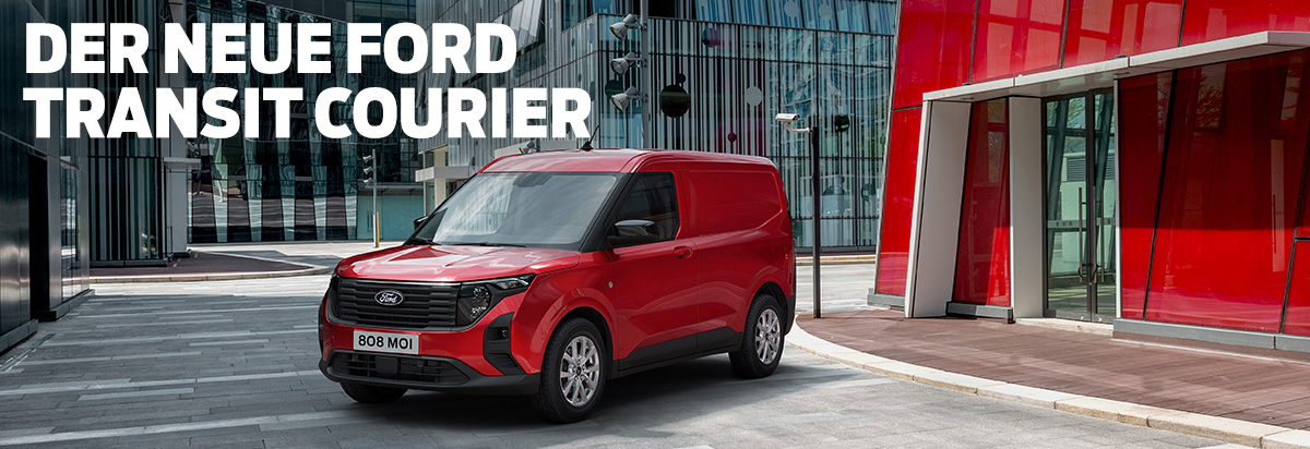 Der neue Ford Transit Courier in Rot steht vor modernen Gebäuden und reflektiert urbanes Design.